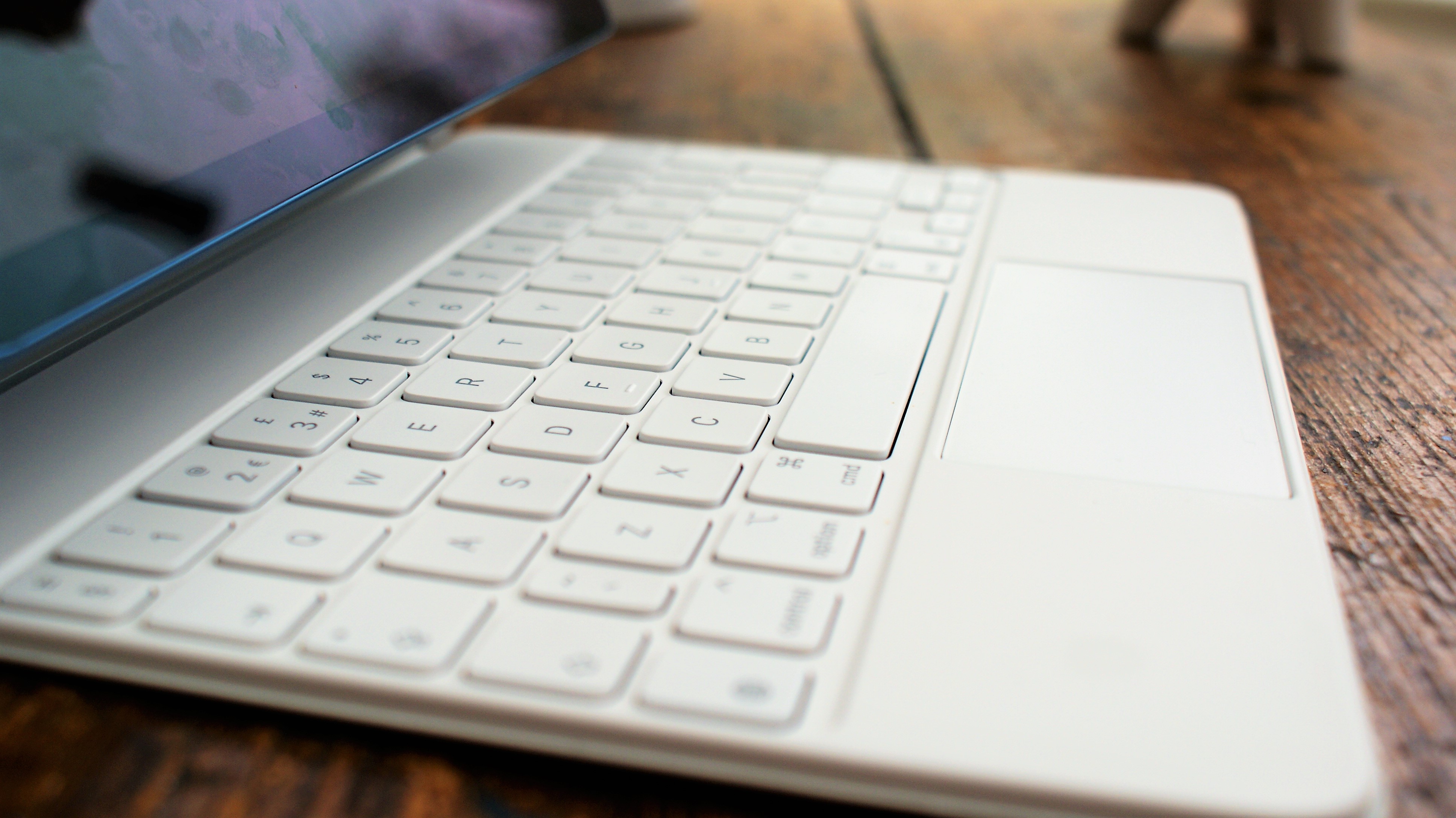 En närbild på tangentbordet på en vit iPad Air 2022, sett snett från sidan.