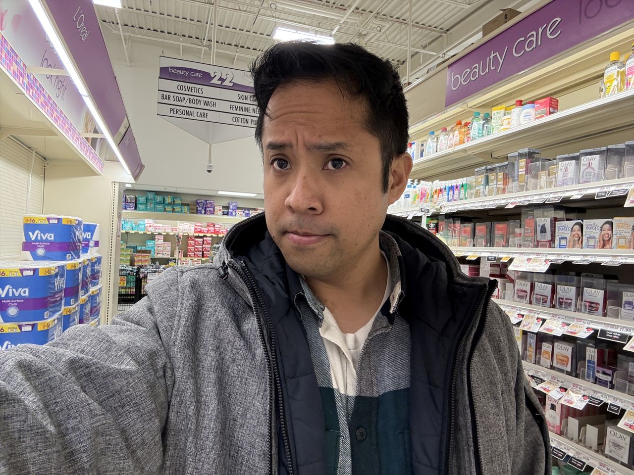 Apple iPhone 16e selfie sample.