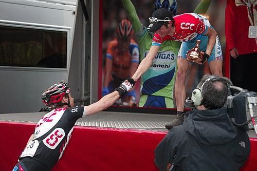 Jens Voigt congratulates his teammate