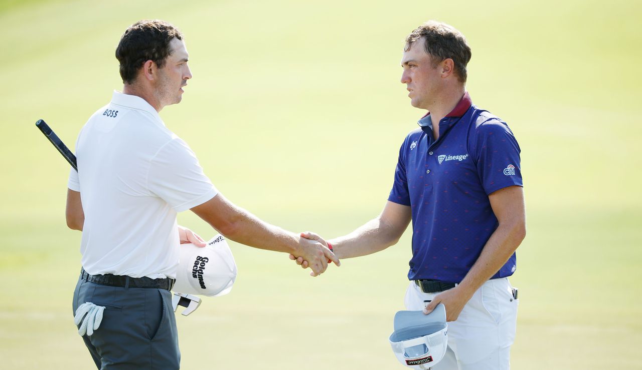 Patrick Cantlay and Justin Thomas shake hands