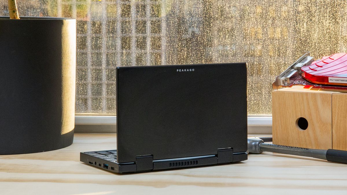 Peakago 7-inch Mini Laptop Hands-On: Know When to Fold 'Em | Tom's