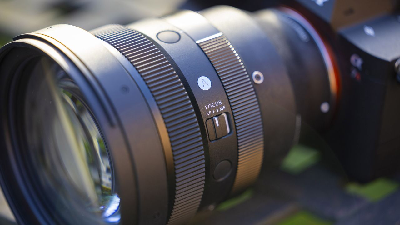 A close-up of the focus ring on the Sigma 135mm f1.4 DG Art lens