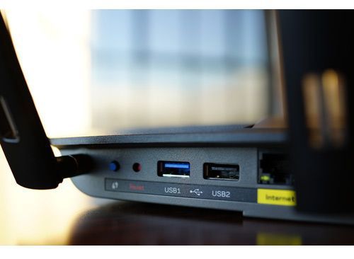 The EA6900&rsquo;s USB 2.0 and 3.0 ports allow you to connect shared printers or storage devices.