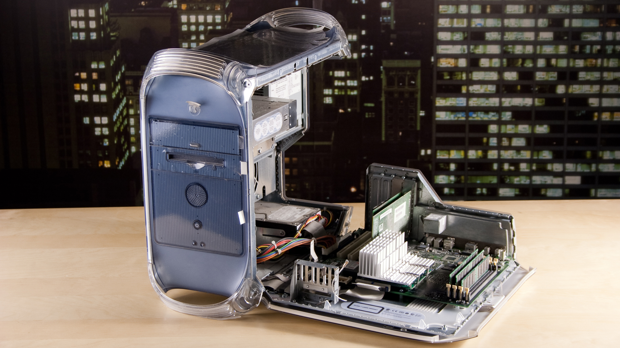 یک پاور مک جی 4 با قابش روی میز باز شده است