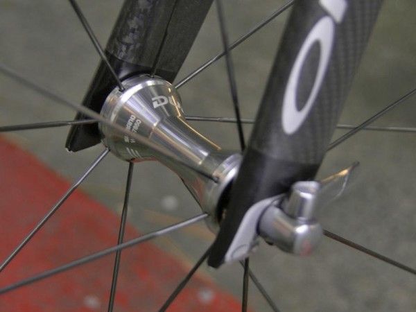 Orbea carries the fork blade profile all the way through to the ends of the dropouts.