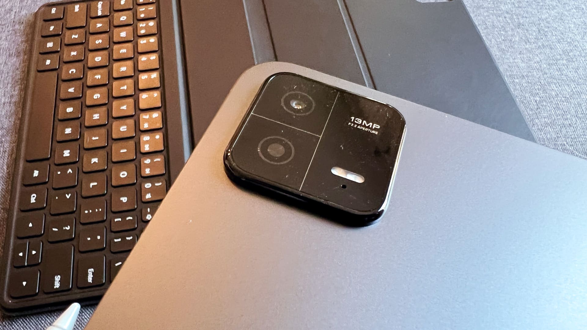 Xiaomi Pad 6 på soffa