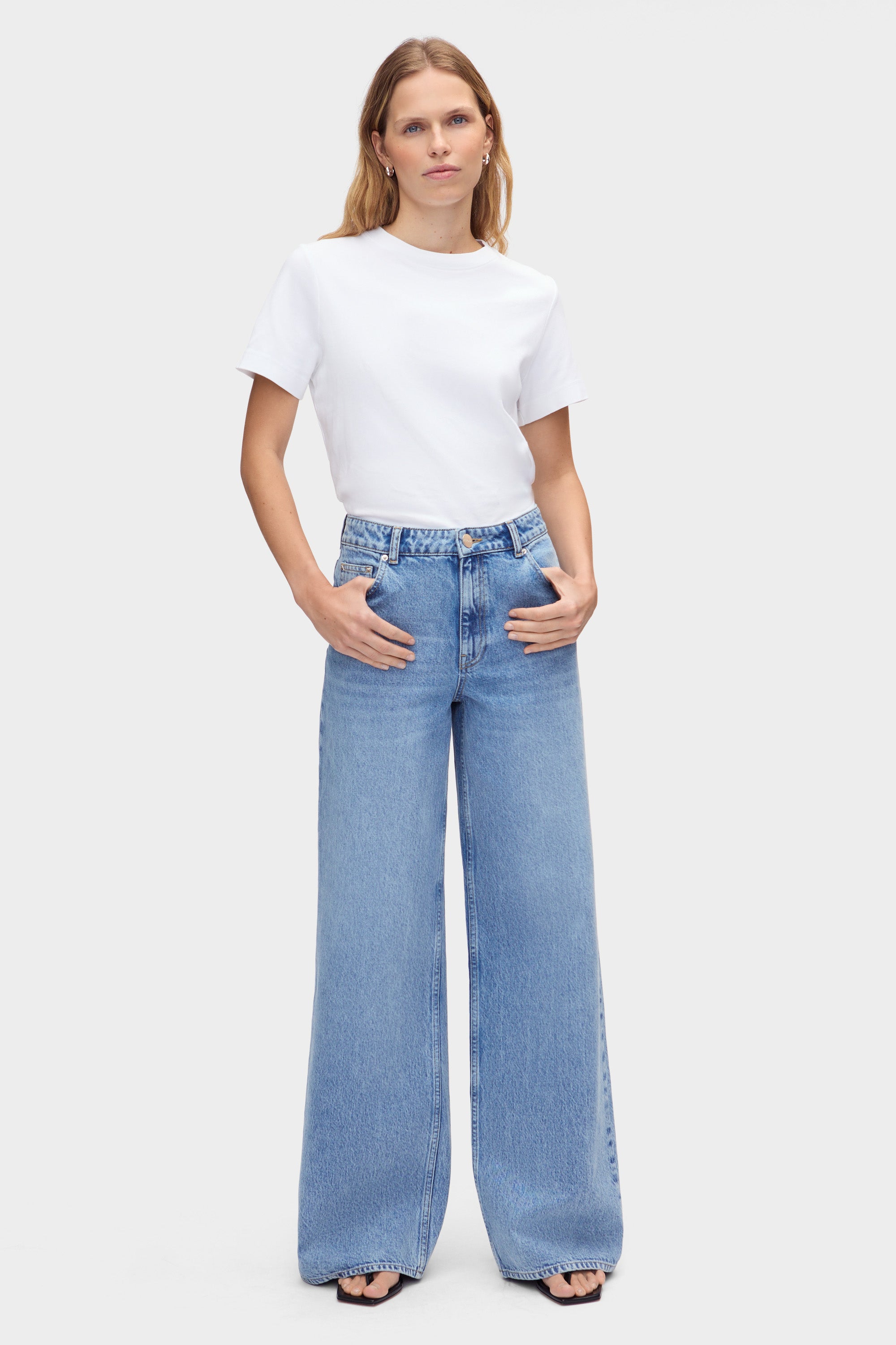 Low Rise Loose Wide-Leg Jeans