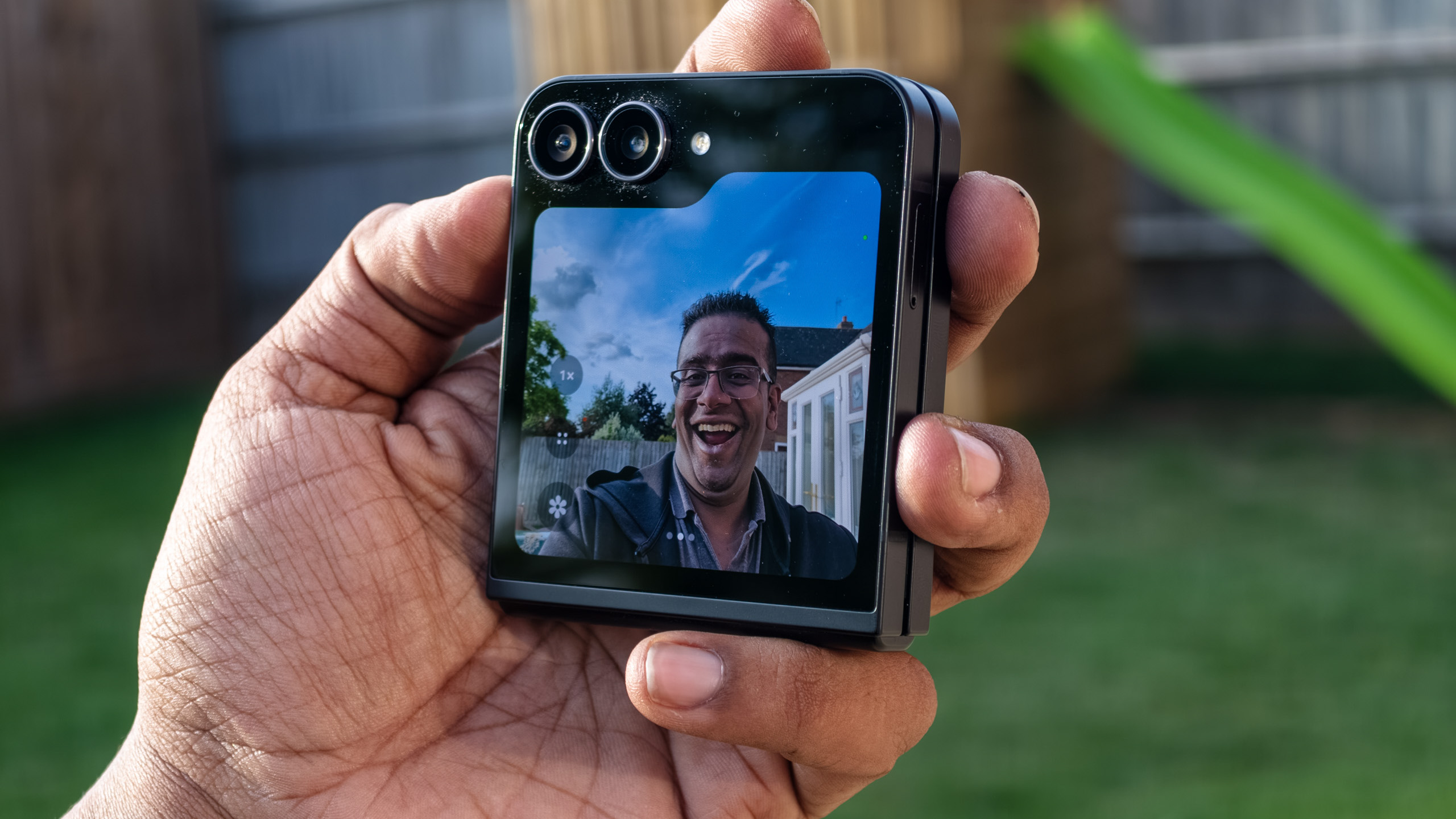 Cameras and selfie mode using the front screen on the Samsung Galaxy Z Flip 7 FE in Black in the hand