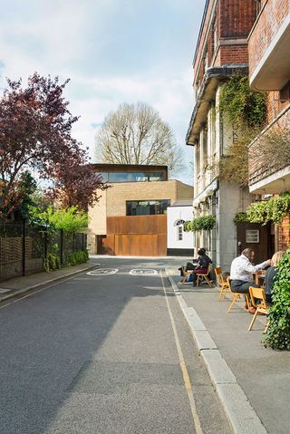 Located on a small mews street in central London’s Bloomsbury, the house occupies a corner plot