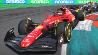 Charles Leclerc rijdt met zijn Ferrari voorop in F1 22