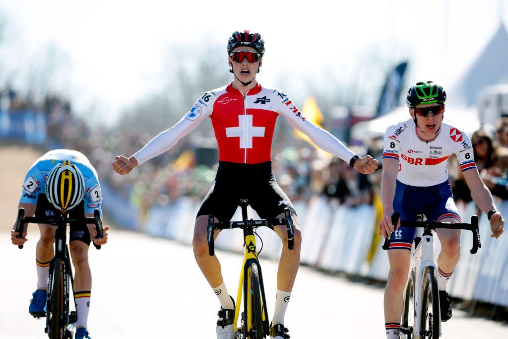 FAYETTEVILLE ARKANSAS JANUARY 30 LR Jan Christen of Switzerland celebrates winning ahead of Aaron Dockx of Belgium and Nathan Smith of United Kingdom competes during the 73rd UCI CycloCross World Championships Fayetteville 2022 Mens Junior Fayetteville2022 on January 30 2022 in Fayetteville Georgia Photo by Chris GraythenGetty Images