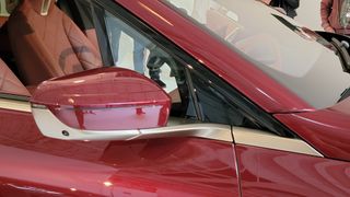 Primer plano del espejo retrovisor