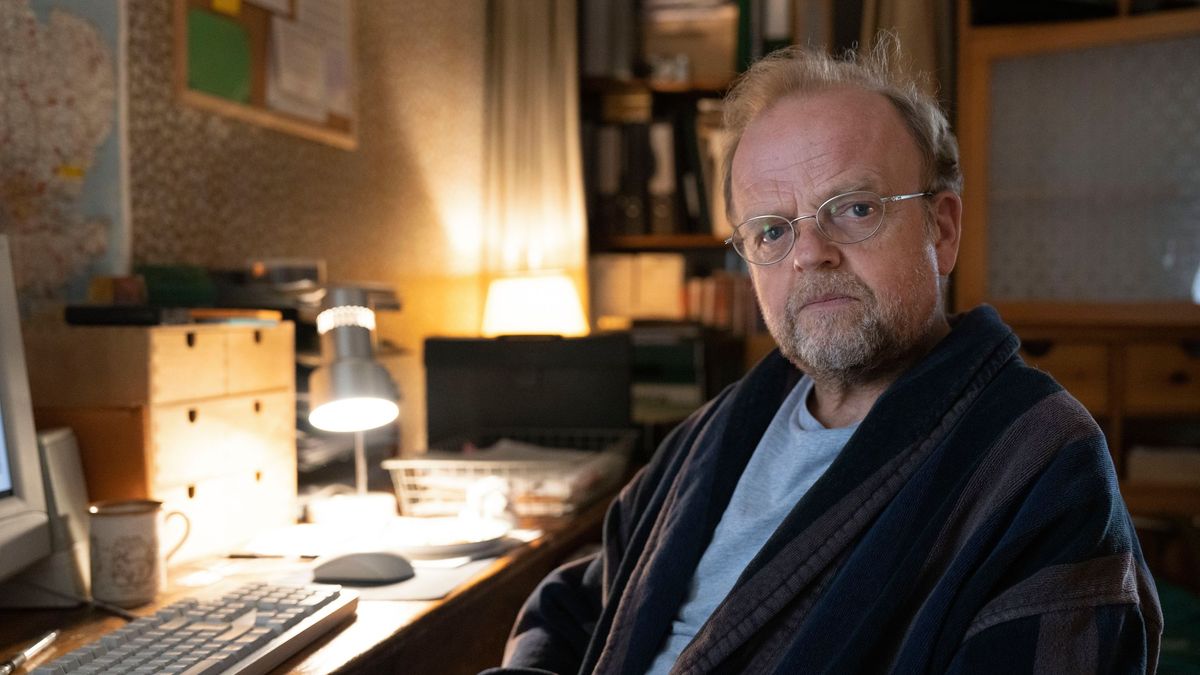 Alan (Toby Jones) at his computer in Mr Bates vs The Post Office episode 3