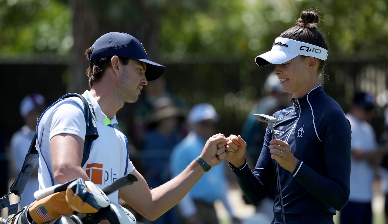 Esther Henseleit fist bumps her caddie