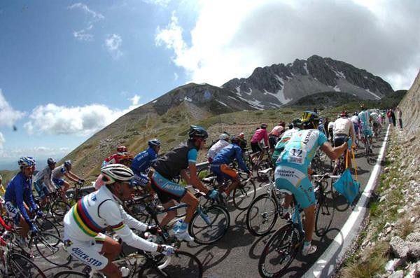 Paolo Bettini (Quickstep-Innergetic) climbs with the peloton.