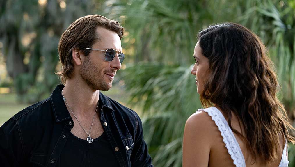 Hit Man. (L-R) Glen Powell as Gary Johnson and Adria Arjona as Madison in Hit Man