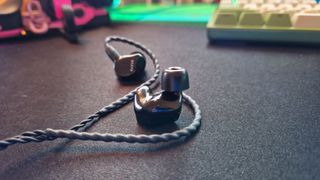 Razer Moray review image showing the ergonomic curves that match the human ear's anatomy