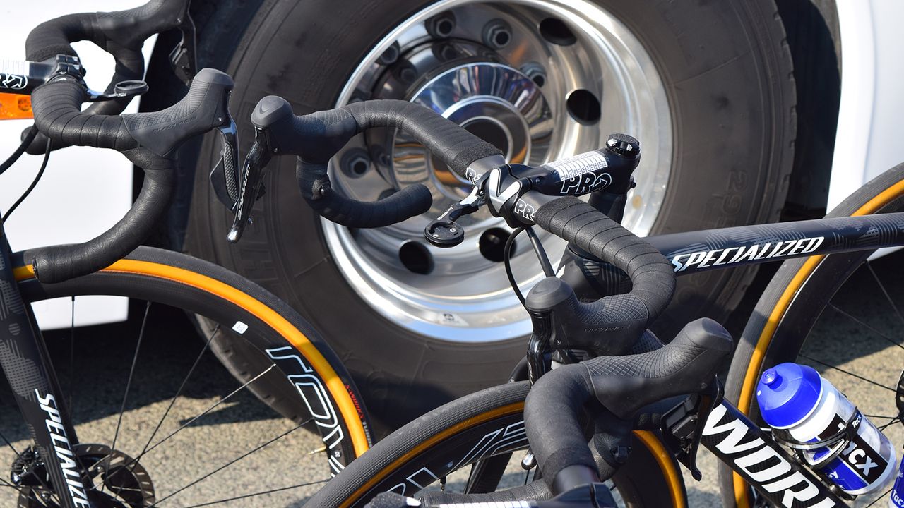Kasper Asgreen ran Pro Vibe Aero handlebars with satellite Di2 shifters on the handlebar drops