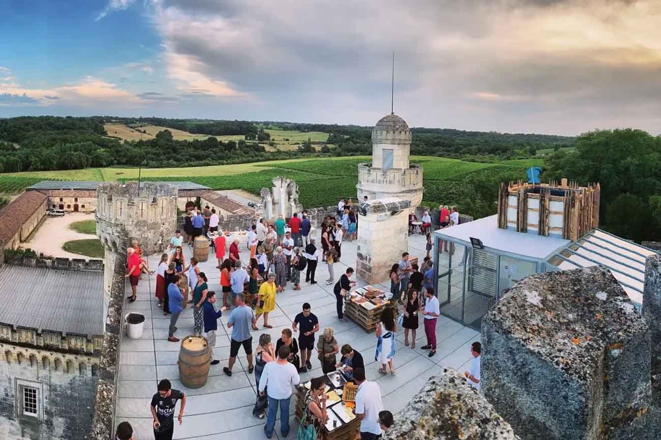 The terrace at Ch&amp;acirc;teau de Camarsac, with crowd