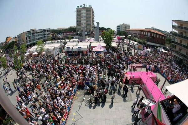 Crowds gather in Jesolo for the start of stage two.