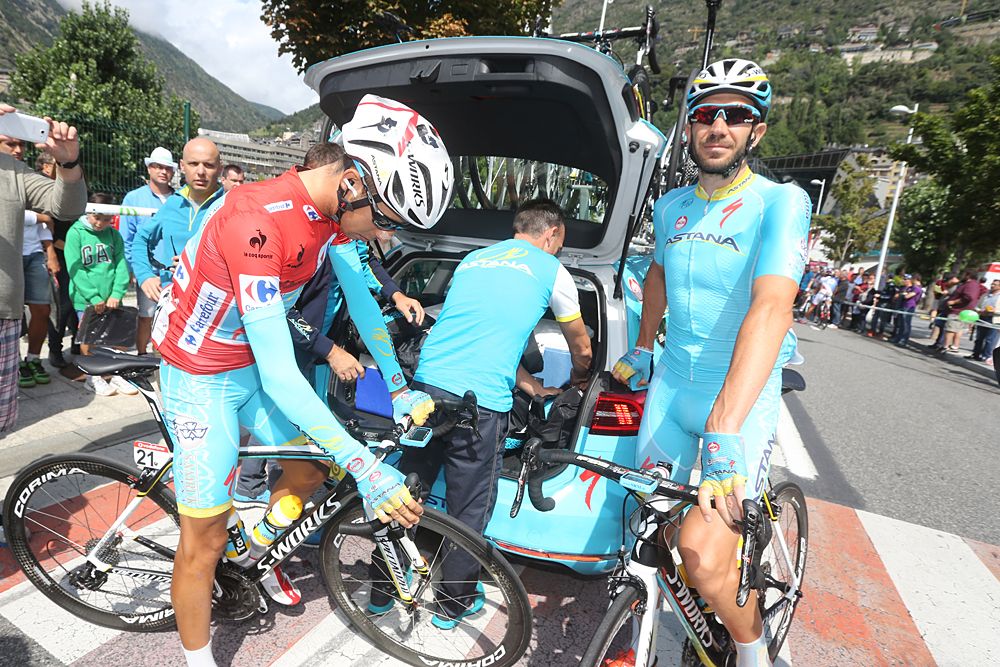 Race leader Fabio Aru gets ready