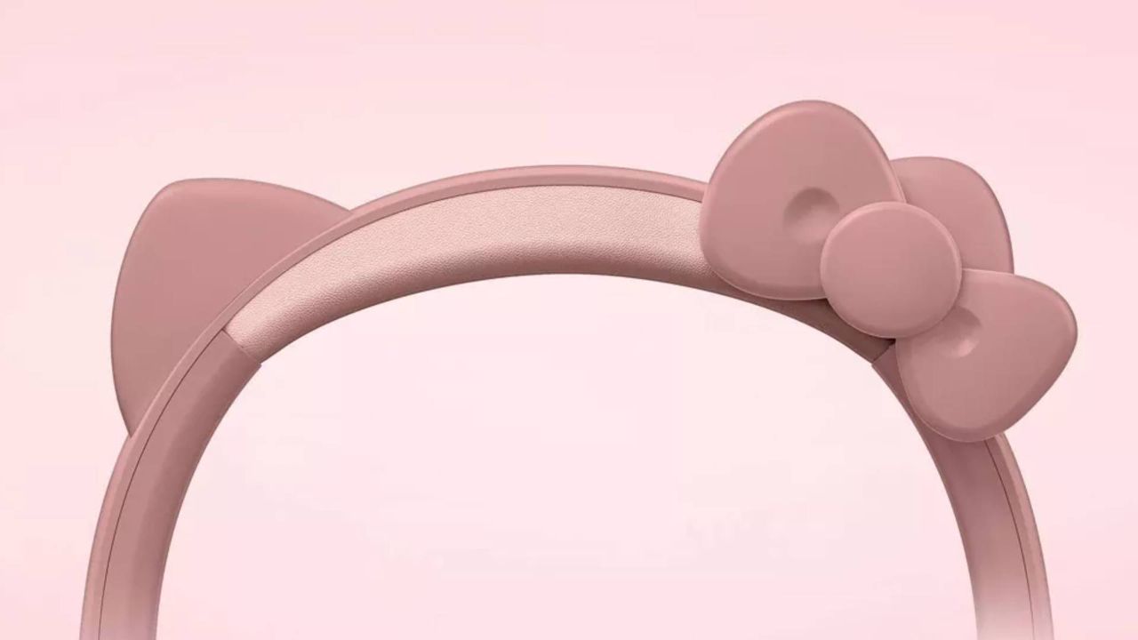 There's a new exclusive Hello Kitty Razer gaming headset in the wild, and I can't have it