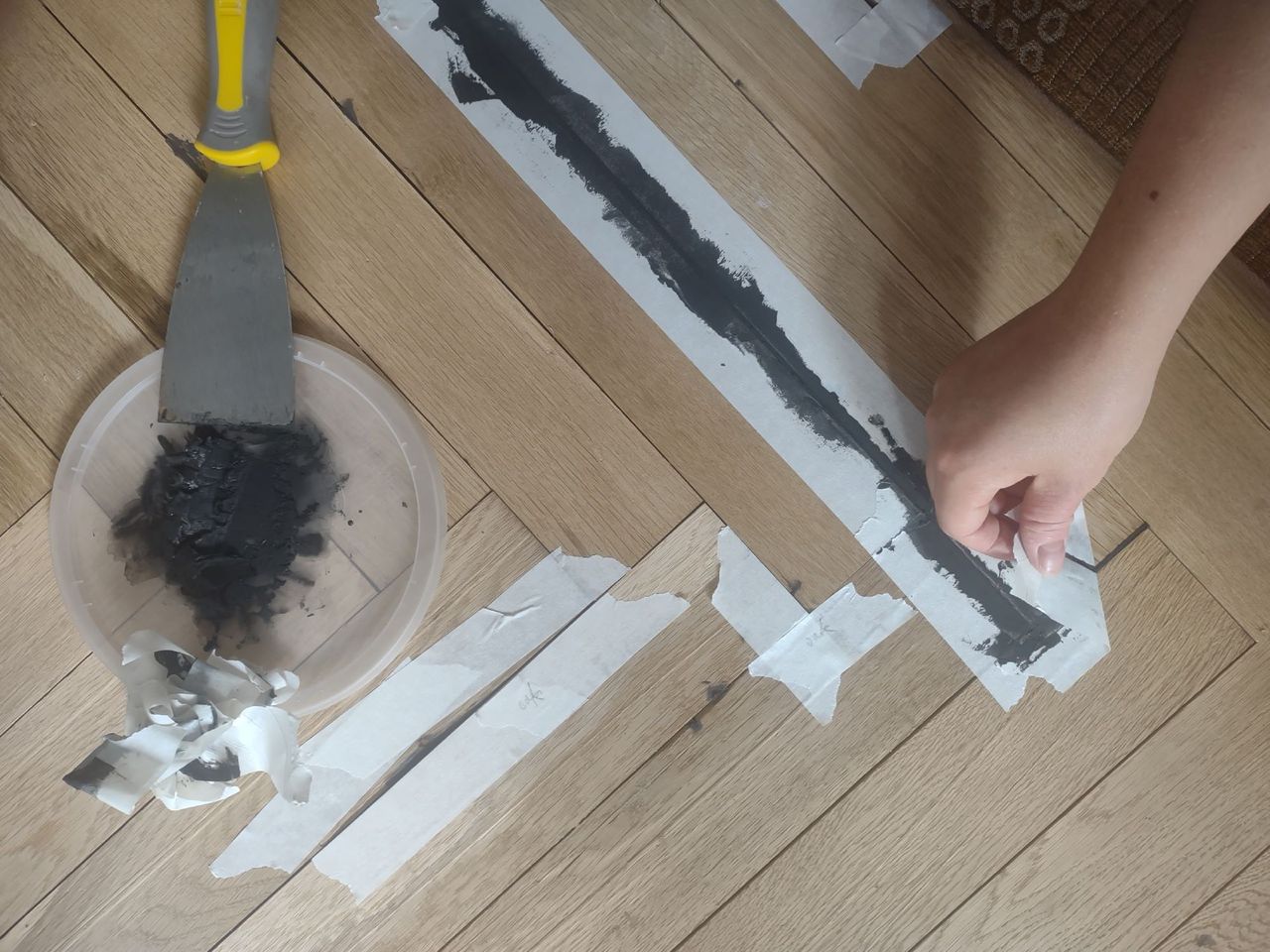 Filling the wooden blocks after being laid