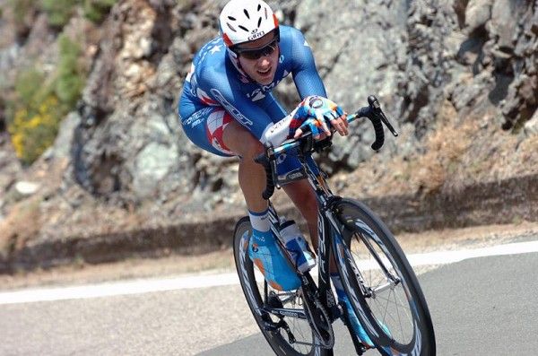 David Zabriskie (Garmin - Slipstream) adopts a unique hand position on his clip-on extensions.