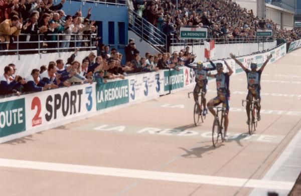 Belgian Johan Museeuw leads two Mapei-GB team-mates across the line, as the squad fills the podium.