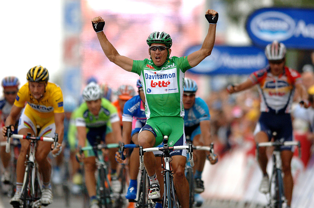 (L-R) Belgian Tom Boonen (Quick Step-Innergetic team), Australian Robbie McEwen (Davitamon-Lotto team) and Italian Daniele Bennati (Lampre-Fondital) cross the finish line of the sixth stage of the Tour de France 2006 in Vitre, France, Friday 07 July 2006. The sixth stage led the riders over 189 kilometers from Lisieux to Vitre.