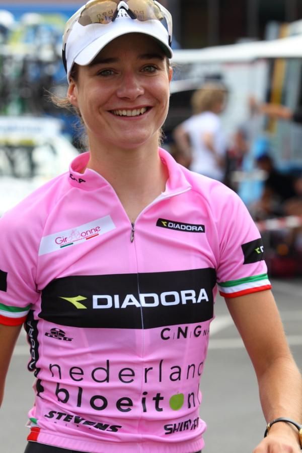 Marianne Vos (Nederland Bloeit) wore the maglia rosa for several days and looked like a relaxed race leader
