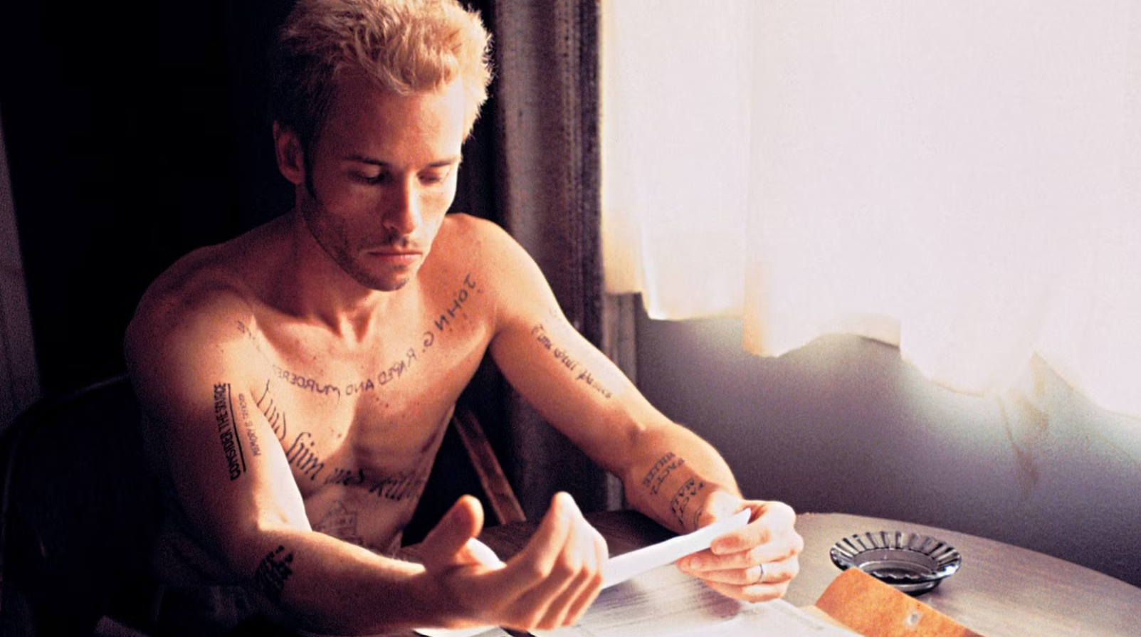 Guy Pearce as Leonardo Shelby in Memento
