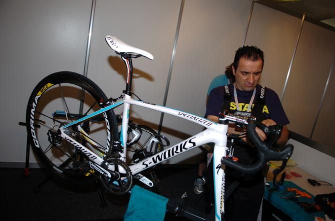 Astana mechanic Paolo Borselli wraps some new bartape onto Guardini's bike