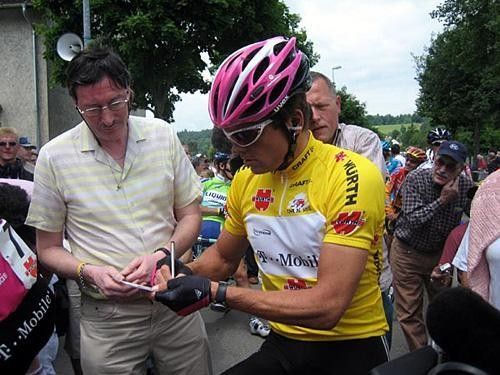 Jan Ullrich (T-Mobile) patiently signs one of many autographs