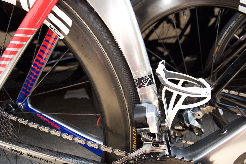 The curved seat tube doesn't leave much room for clearance