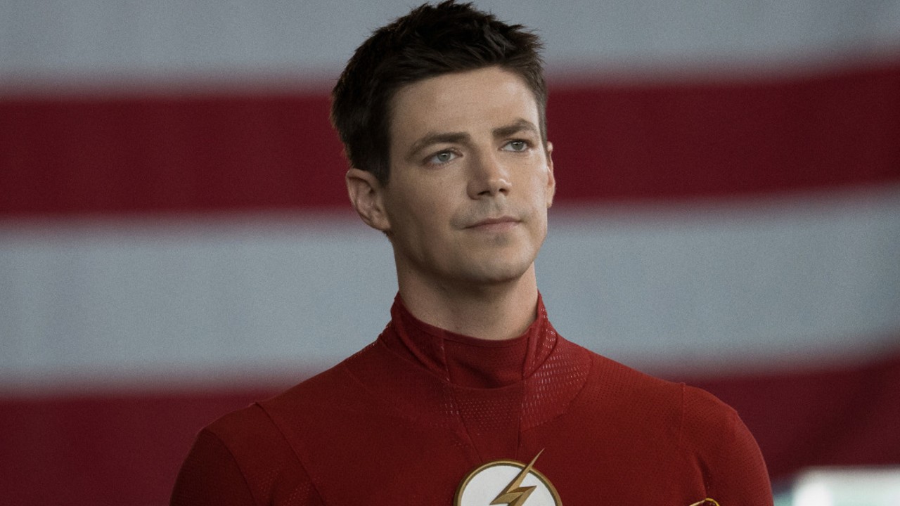 Barry Allen frente a una bandera gigante en The Flash