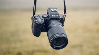 尼康 Z 24-105mm f/4-7.1 鏡頭在使用中,安裝在尼康 Z5 II 上