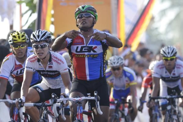 Ferinanto Ferinanto (United Bike Kencana - Malang) takes the win