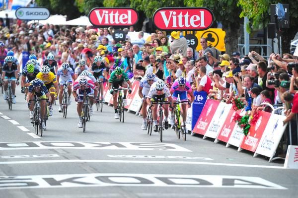 Mark Cavendish (HTC-Highroad) and Alessandro Petacchi (Lampre-ISD) in full flight in Chateauroux.