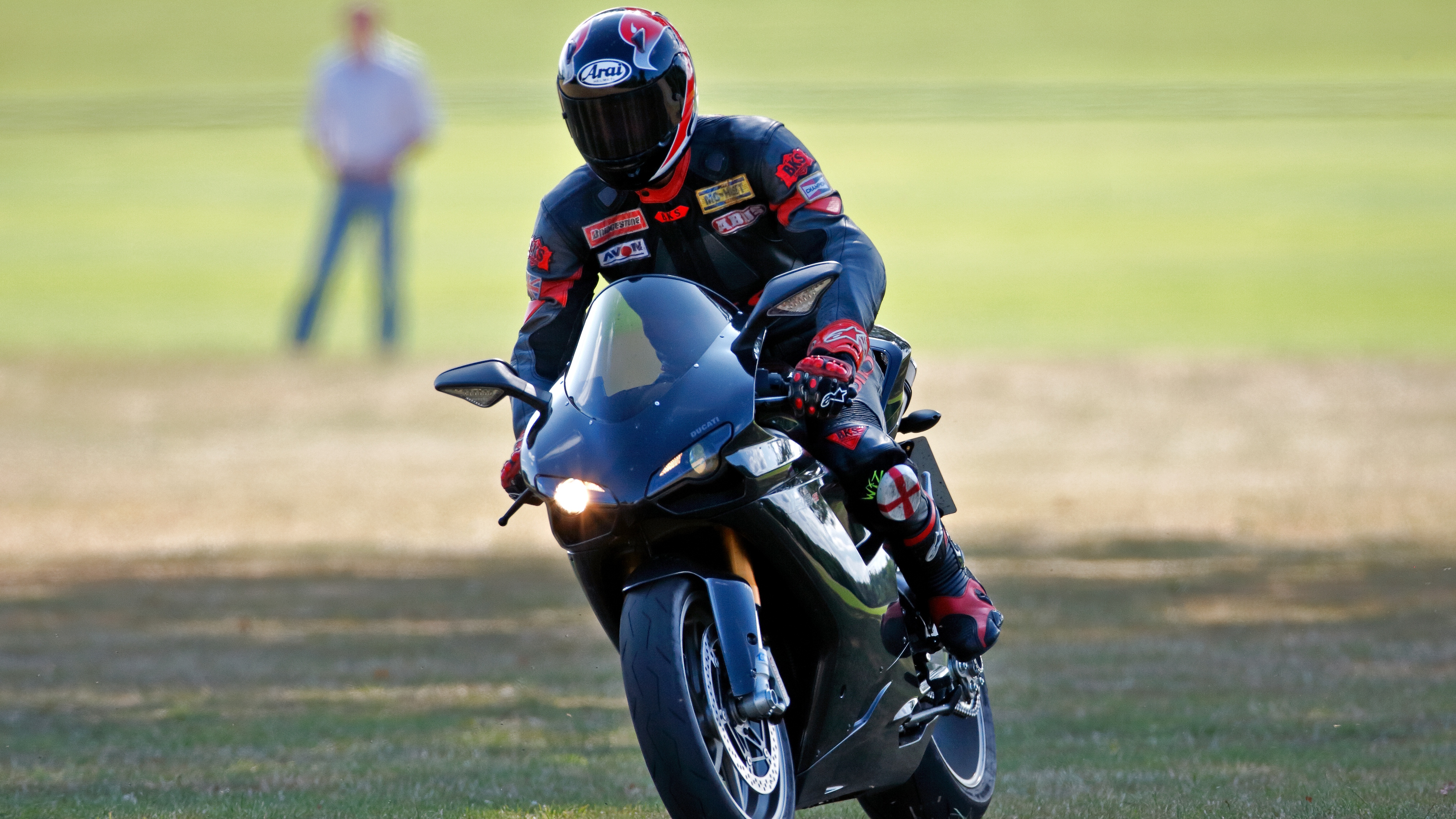 Princ William odjíždí na motorce Ducati 1198S poté, co si v roce 2009 zahrál v charitativním pólu Westbury Shield.