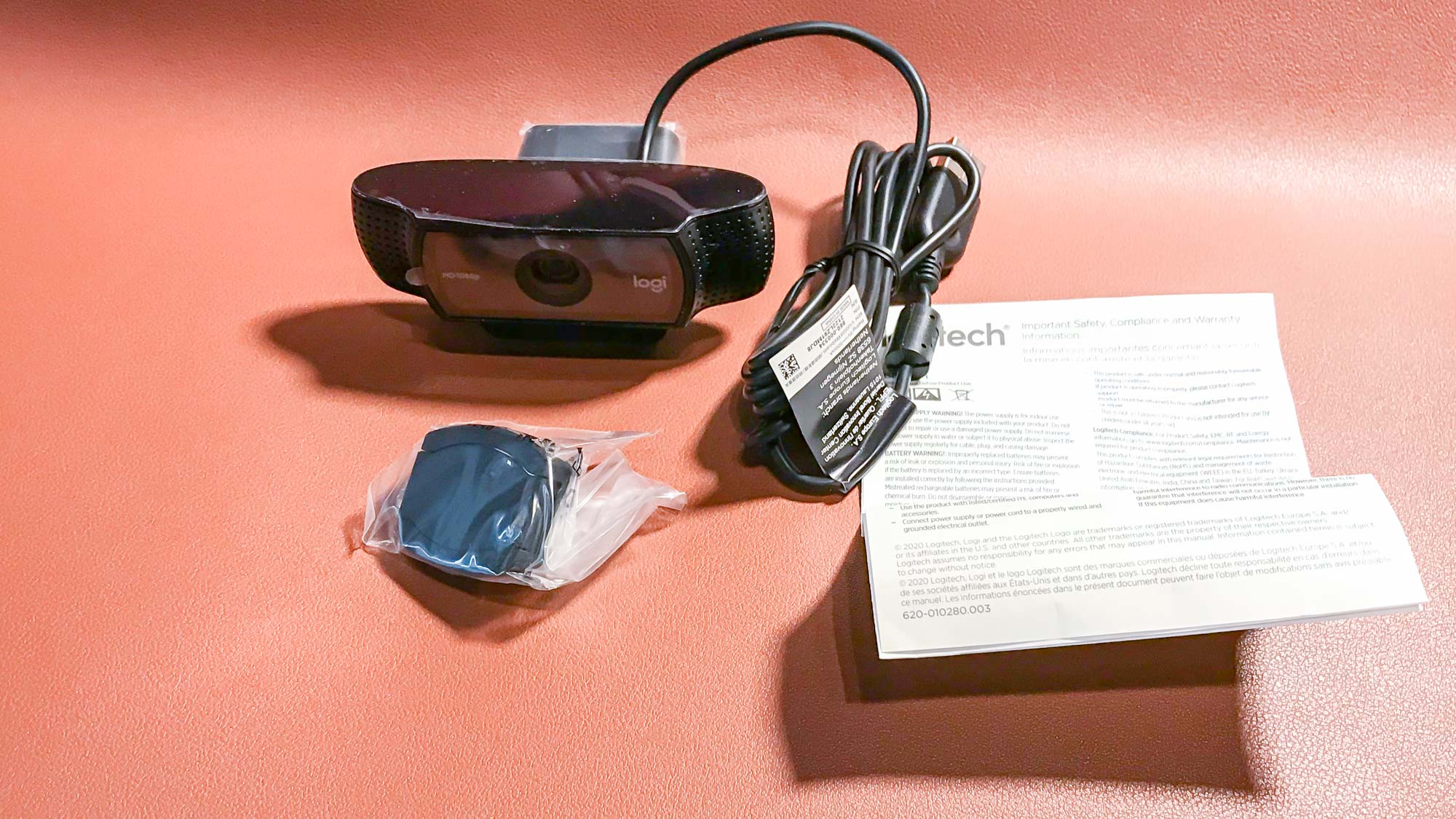 Logitech C920s Pro HD Webcam contents