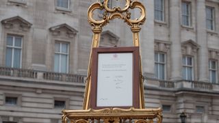 LONDON, ENGLAND - APRIL 23: A notice is placed on an easel in the forecourt of Buckingham Palace in London to formally announce the birth of a baby boy to the Duke and Duchess of Cambridge at the Lindo Wing of St Mary's Hospital on April 23, 2018 in London, England. The Duchess safely delivered a son at 11:01 am, weighing 8lbs 7oz, who will be fifth in line to the throne.