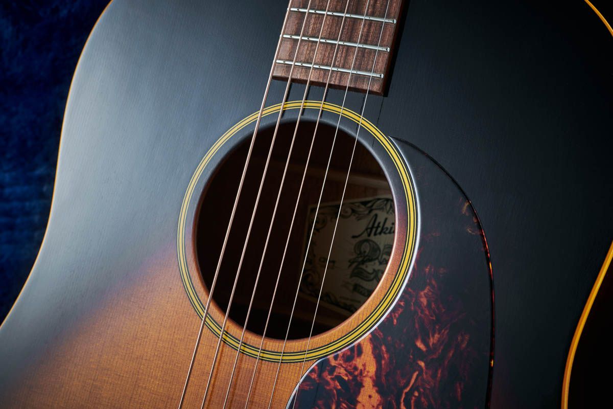 The faux tortoiseshell complements the finish nicely. This is dark brown sunburst elevated to an art form.