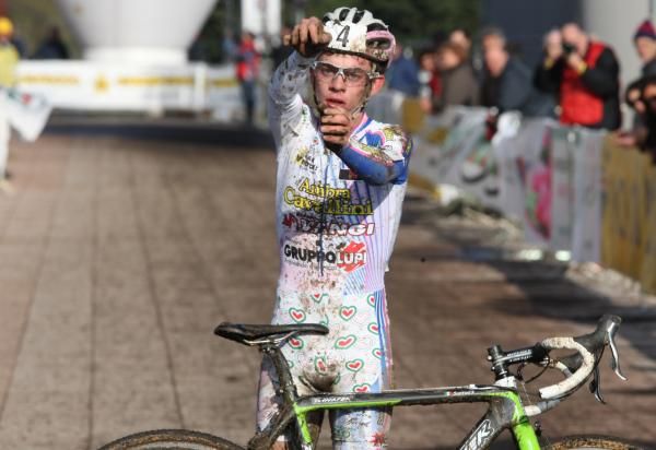 Pietro Santini (Team Ambra Cavallini Vangi) had an interesting celebration to seal his victory in the junior men's race