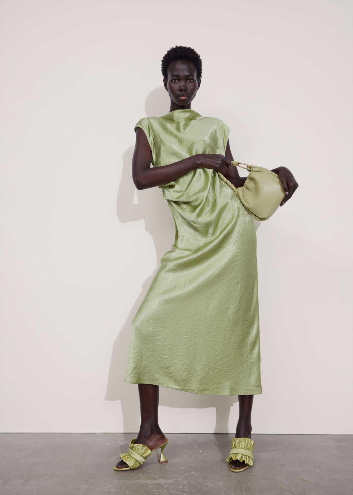 missing-image 31 قطعة أزياء مستوحاة من برادا يمكنك شراؤها لفصل الربيع