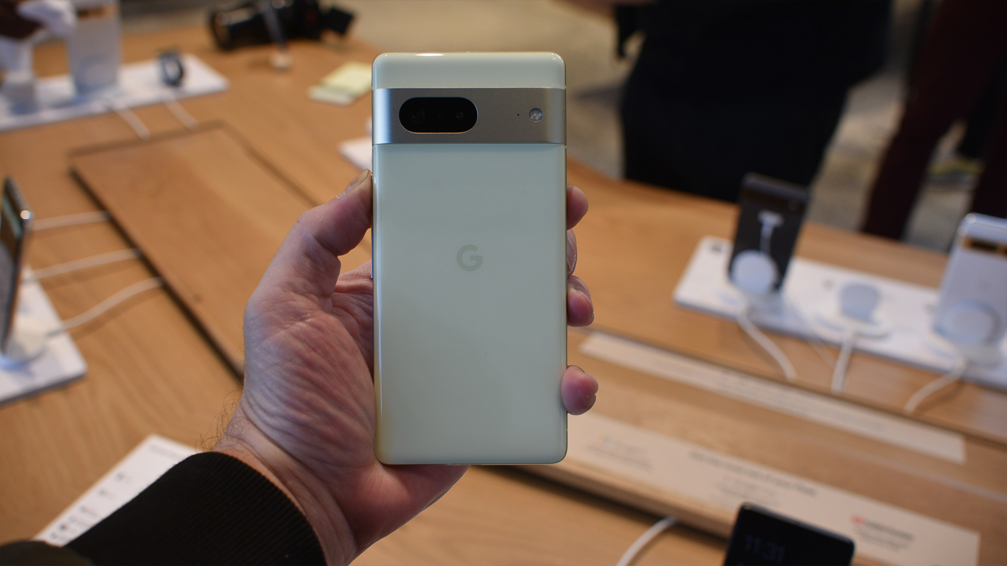 Google Pixel 7 руки на спине Снег