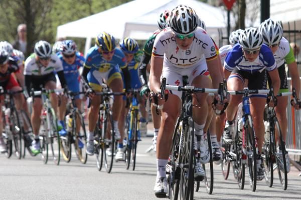 Charlotte Becker (HTC Highroad Women) keeps the peloton in check for her team leader