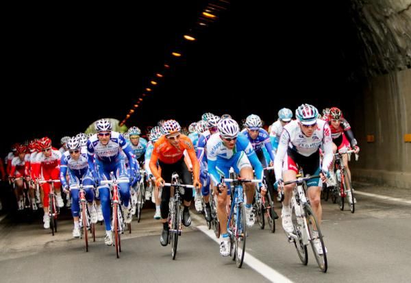 The peloton comes out of a tunnel with five kilometres remaining to the finish line.