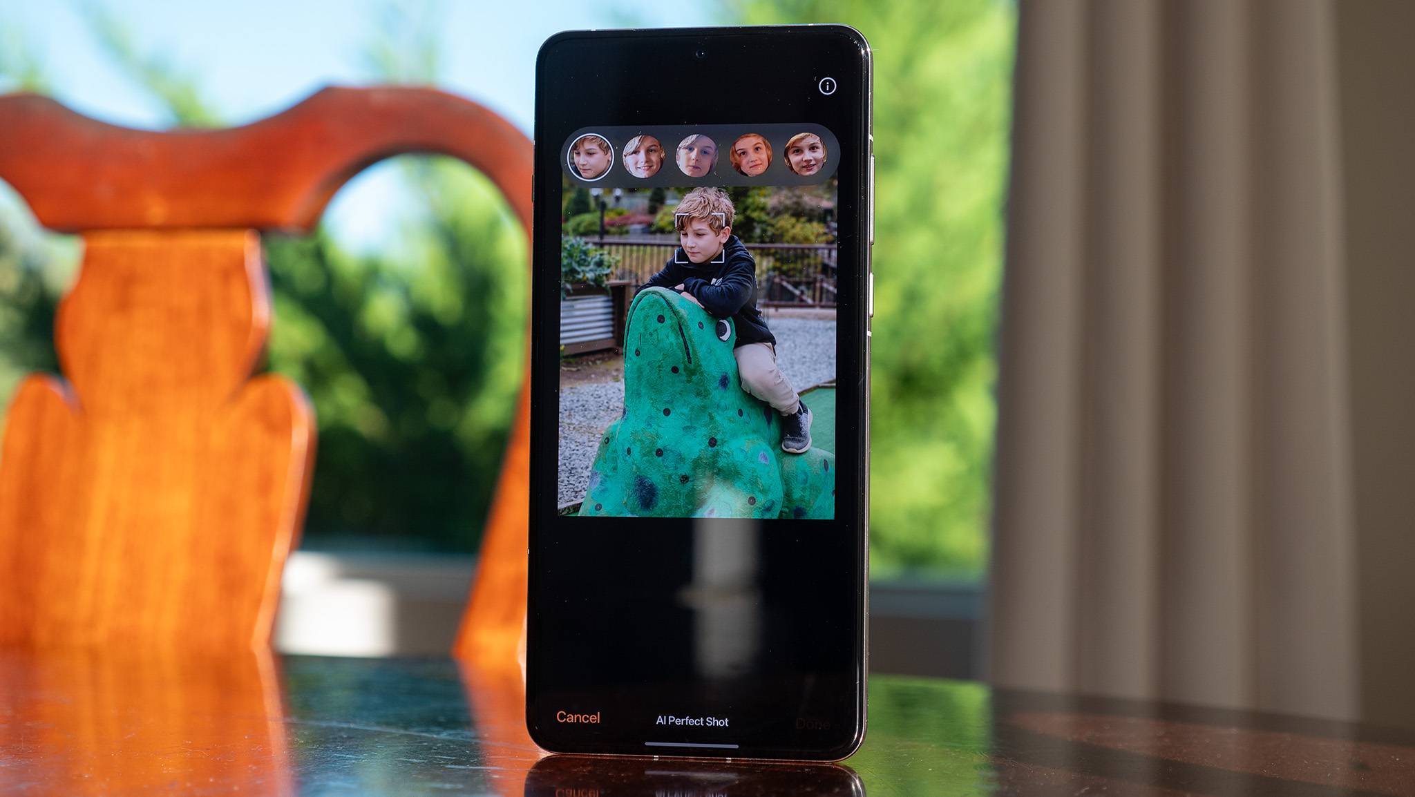 Using OxygenOS 16&#039;s Perfect Shot feature to select another expression for a boy in a photo