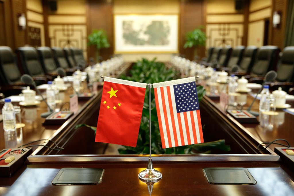 China and USA flags.